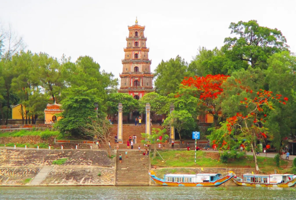 Tại sao Chùa Thiên Mụ là điểm đến không thể bỏ lỡ khi du lịch Huế?